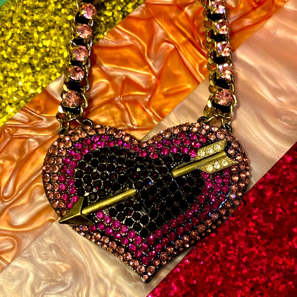 Gorgeous, pink Betsy Johnson heart 💜.